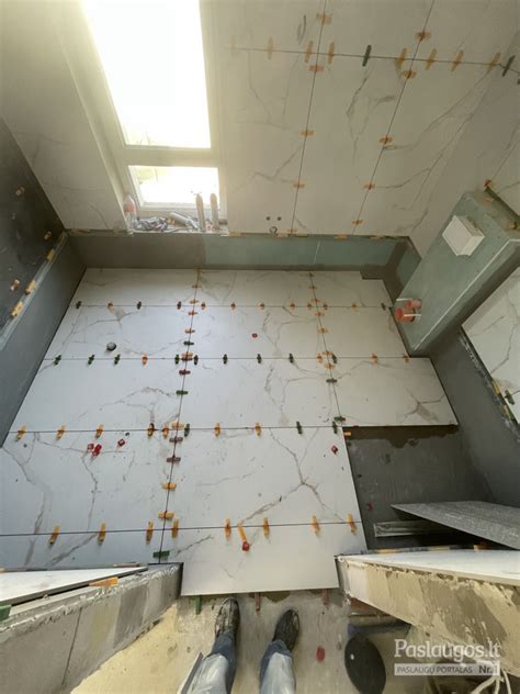 Plytelių klijavimo procesas garaže