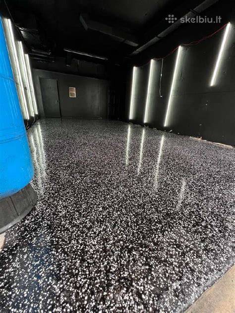 Epoksidinių ir poliuretaninių klijų tūbelės šalia floristinių priemonių