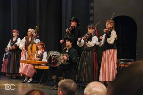 Telšių folkloro ansamblis „Čiučiuruks“ performansas