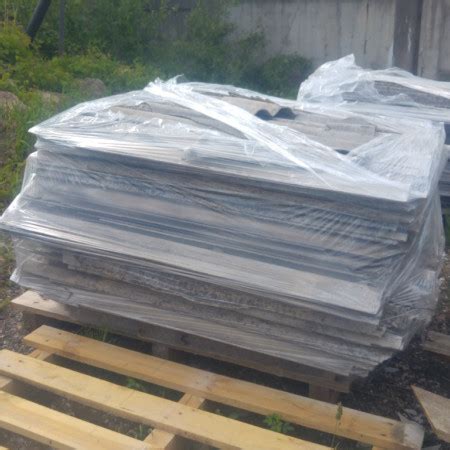 Nuotrauka su asbestinio šiferio plokštėmis