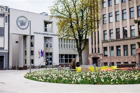 Vytauto Didžiojo universiteto fasado skulptūrų atmosfera
