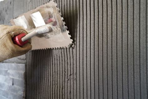 paruoštos sienos plytelių klijavimui