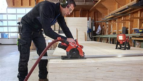 Nuotrauka, vaizduojanti skirtingų tipų medienos ruošinius, paruoštus pjovimui