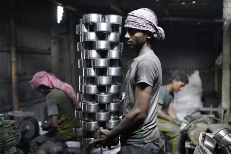 Darbuotojai, dėvintys apsaugines priemones aliuminio gamykloje