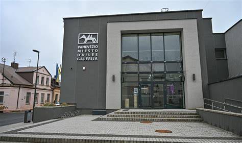 Panevėžio miesto panoramos iliustracija su PST grupės logotipu