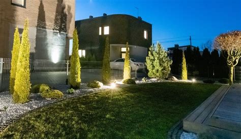 lauko takų apšvietimas su grindiniais šviestuvais