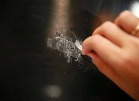 Grafikas: lipduko klijavimo procesas ant stiklo