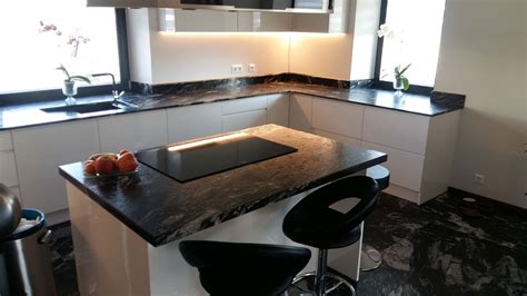 Natūralaus akmens stalviršiai virtuvėje