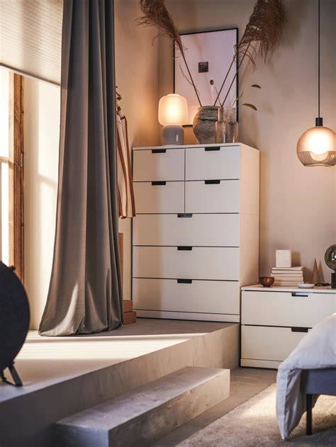 Nordli baltų komodų kompozicijų koliažas skirtinguose kambariuose