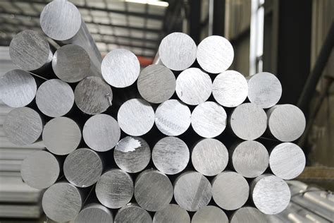 Infografika apie aliuminio lydinių 6000 ir 7000 serijas bei jų taikymą pramonėje