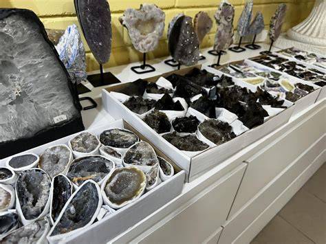 Ermitažo parduotuvėse galima apžiūrėti skaldos asortimentą vietoje