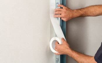 Kompensacinės juostos montavimas prie sienos