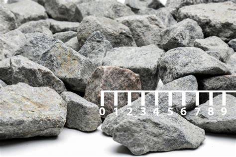 Granitinė skalda kapinei projektui - spalvų paletė ir frakcijų įvairovė