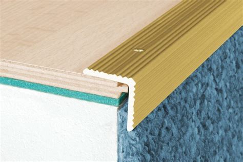 Klijų tepimas ant laiptų