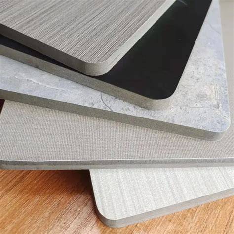 Grafinis PVC plokščių derinimas su UV spauda: spalvos, tekstūros ir formos
