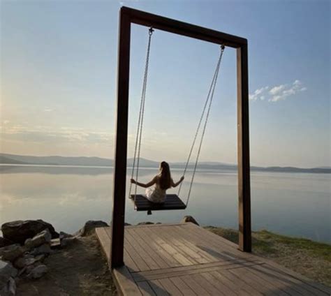 Ranka su teptuku tepanti skystą stiklą ant betono