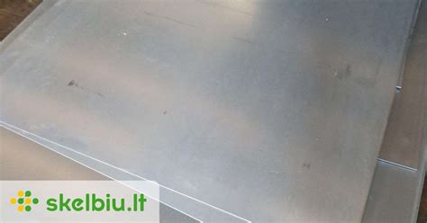 Cinkuota apsauginė skarda priešais židinį