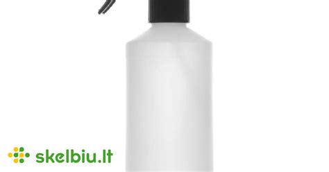 purškiamas butelis su šiltu vandeniu sienai