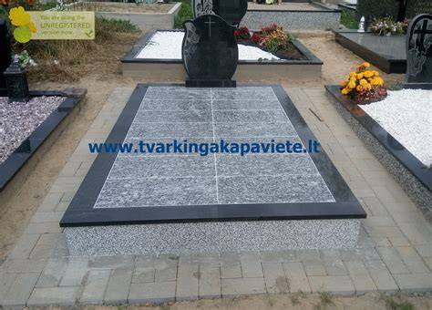 Juodas Karelijos granitas, gėlynas centre, trinkelės aplink kapavietę