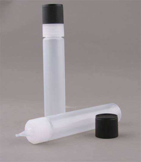 Purškiamo dažų nuėmėjo aerozolio buteliukas ant medinio paviršiaus