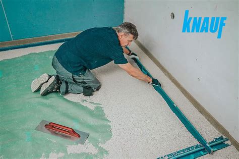 Sausų grindų konstrukcija: specialios Knauf Trockenschuttung PA granulės ir du sluoksniai Knauf Brown plokščių.