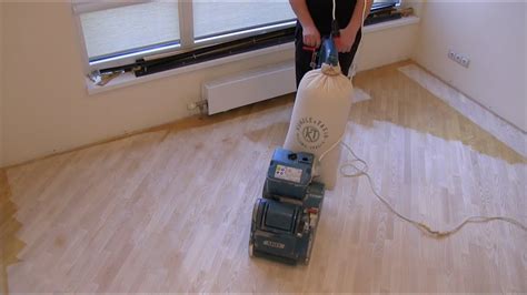 Grindų šlifavimas švitriniu popieriumi