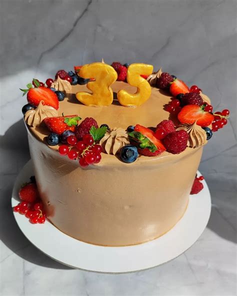 Ūkio stiliumi dekoruotas tortas
