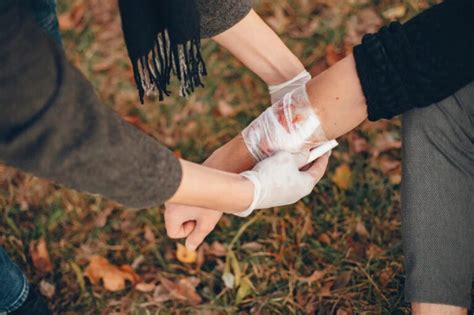 Schematinis žaizdos su tvarsčiu vaizdas