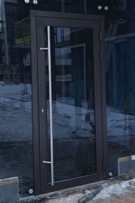 Nuotrauka, demonstruojanti aliuminio lauko durų slenksčio instaliaciją