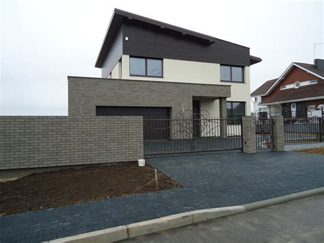 Klinkerio plokštėmis apdailintas namo fasadas