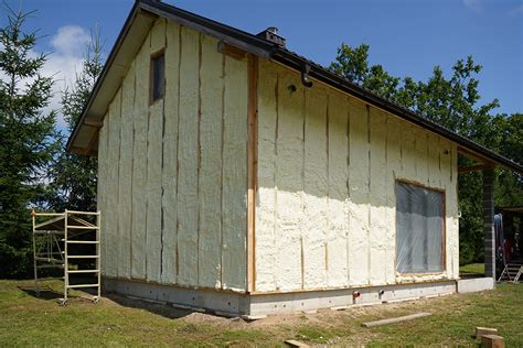 Medinio namo fasado apšiltinimas poliuretano putomis