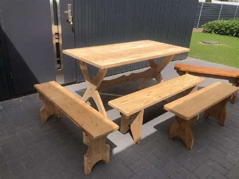 Lauko baldų iš medžio pavyzdys