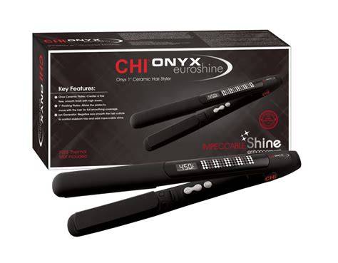 Gofruojančių plaukų vizualizacija: modelis rod VS6 ir CHI Onyx Euroshine 1 iš vienos linijos