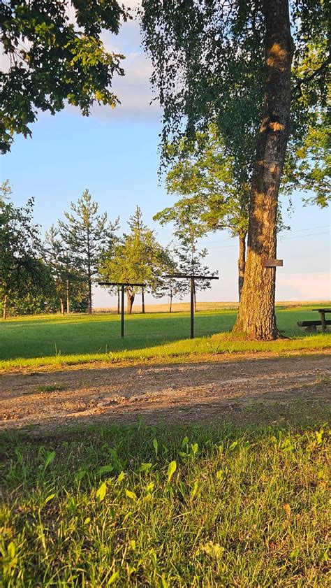nuotrauka iš Pixabay apie parkavimą šalia šaligatvio