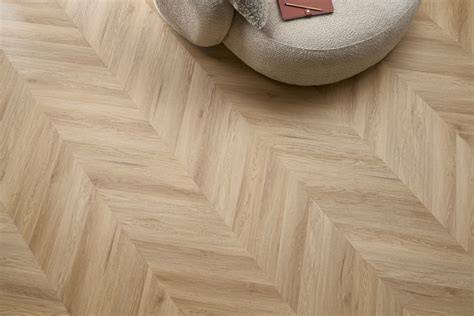 Chevron vinilinės grindys ir PRESTIGE parketlenčių pavyzdžiai