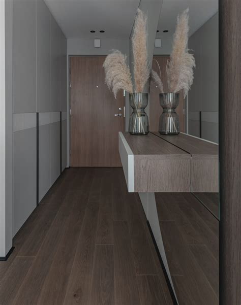 Šviesios medinės grindys interjere