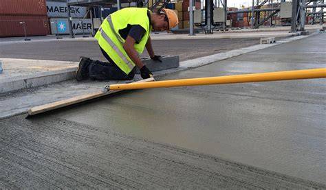 Betono paviršiaus užtarnavimas kontrolinei siūlei arba šlifavimui: nuoroda į priemonių informaciją ir bandymų rezultatus