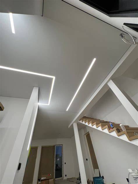 LED juostos montavimas patalpų lubose - paveikslėlio tema