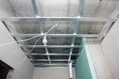 Pavyzdžiai, kaip daugiapakopės gipso kartono lubos gali būti derinamos su apšvietimu