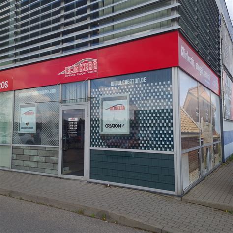 Plytelių salonas su įvairių plytelių ekspozicija