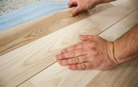 Parketlenčių klojimo būdai: klijuojamos ir plaukiojančios grindys