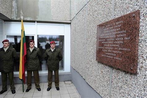 Lietuvos gyventojai gina Krašto apsaugos departamento pastatą sausio 11 d. 1991 m.