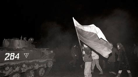 Tankus bandė sustabdyti beginkliai, vėliavomis nešini žmonės 1991 m. sausio 13-ąją