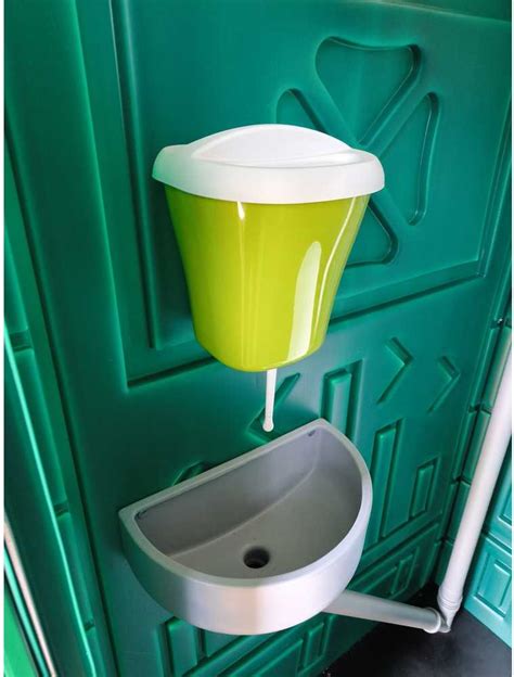 Erdvė su lauko praustuvu